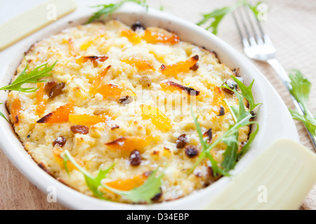 Casserole de la semoule avec des abricots séchés, gros plan Banque D'Images