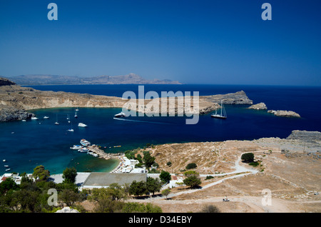 Vue sur la baie de l'Acropole de Lindos, Lindos, Rhodes, Dodécanèse, Grèce. Banque D'Images