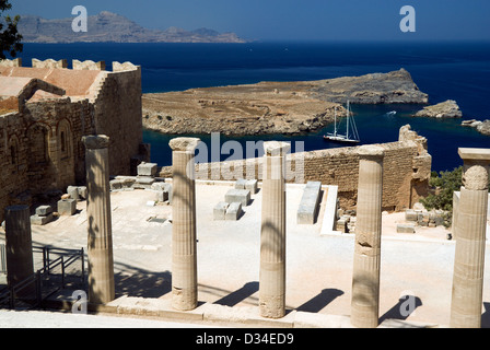 Vue sur la baie de l'Acropole de Lindos, Lindos, Rhodes, Dodécanèse, Grèce. Banque D'Images