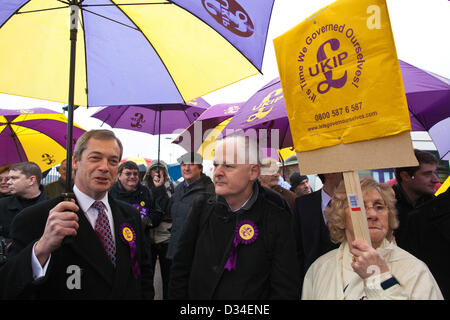 Eastleigh, Hampshire, Royaume-Uni. 9 février 2013. Photo montre Nigel Farage chef de parti pour l'indépendance du Royaume-Uni porte dans Eastleigh avant l'élection partielle à venir. Crédit : Jeff Gilbert / Alamy Live News Banque D'Images