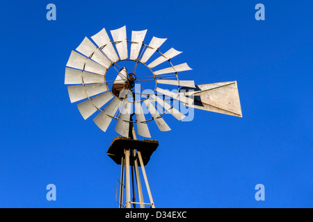 Ancienne Moulin Aermotor en circulation utilisé pour pomper l'eau pour le bétail dans un ranch ou une ferme Banque D'Images