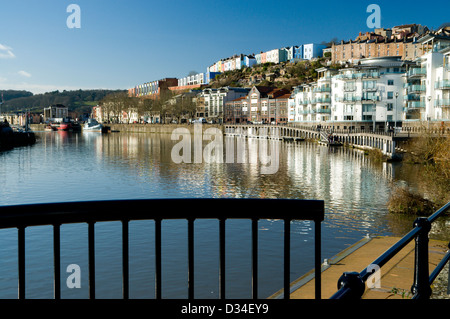 Avec le port flottant bâtiments colorés de condensats chauds dans la distance, Bristol, Angleterre. Banque D'Images