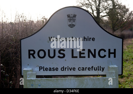 Rous Lench panneau du village, Worcestershire, Angleterre, RU Banque D'Images