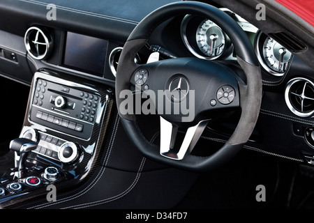 Tableau de bord et volant de Mercedes Benz SLS AMG roadster voiture, Winchester, Royaume-Uni, 03 09 2010 Banque D'Images