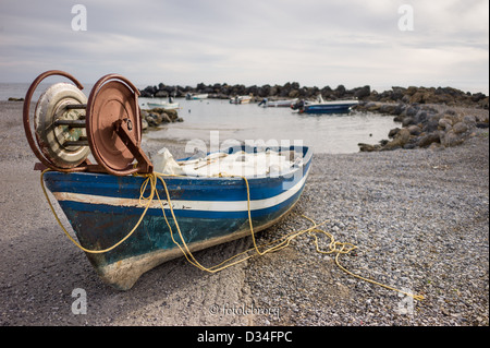 Bateau de pêche traditionnel s'échouer sur un petit port au sud de la Crète, Grèce Banque D'Images