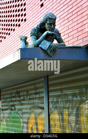 Barcelone, Catalogne, Espagne. Dans Tradicionarius Artesa Centre Travessia de Sant Antoni. Statue en bronze d'Anne Frank avec réserve Banque D'Images