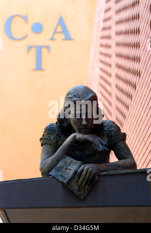 Barcelone, Catalogne, Espagne. Dans Tradicionarius Artesa Centre Travessia de Sant Antoni. Statue en bronze d'Anne Frank avec réserve Banque D'Images