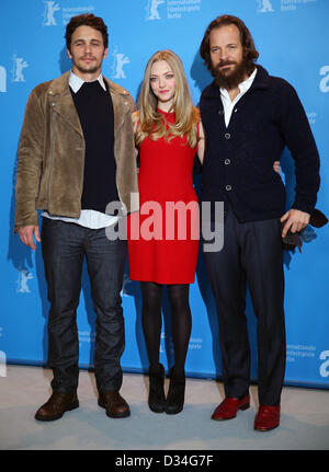 Berlin, Allemagne. 9 février 2013. Acteurs américains Amanda Seyfried (C), James Franco et Peter Sarsgaard (R) de "Lovelace" capté à la photocall pendant le 63e Festival du Film de Berlin, à Berlin, Allemagne, 09 février 2013. Le film est présenté en compétition à la Berlinale. Photo : Hannibal/dpa/Alamy Live News Banque D'Images