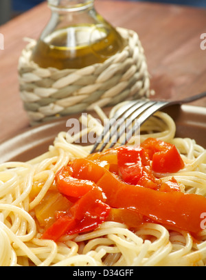 Close up spaghetti avec sauce tomate paprika profondeur de champ Banque D'Images