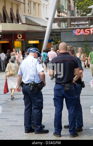 Des policiers du Queensland patrouillent dans le quartier de détail de brisbane, dans la rue Queen, queensland Banque D'Images