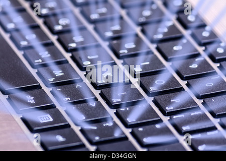 Clavier d'ordinateur portable avec rétroéclairage bleu magique libre Banque D'Images