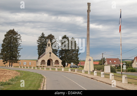 Mémorial de Cerny en Laonnois Chapelle & pilier dans Cerny en Laonnois, Picardie, dans le nord de la France. Banque D'Images