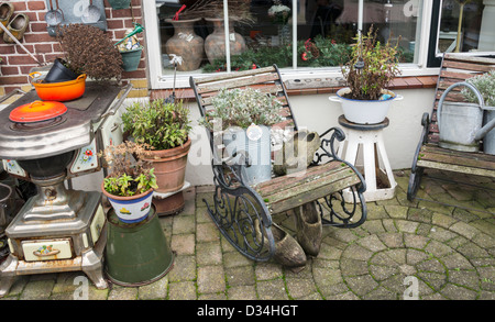 Jardin en Hollande avec des vieux outils et équipements Banque D'Images