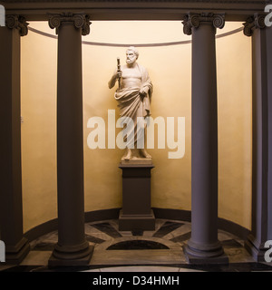 Esculapio, dieu de la médecine. Statue près de l'entrée d'une ancienne pharmacie Italienne. Banque D'Images