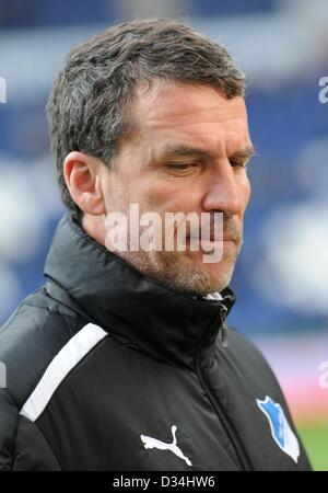 Hoffenheim entraîneur en chef Marco Kurz est perçu avant le match de football Bundesliga Hanovre entre 96 et 1899 Hoffenheim à l'AWD-Arena à Hanovre, Allemagne, 09 février 2013. Photo PETER STEFFEN (ATTENTION : EMBARGO SUR LES CONDITIONS ! Le LDF permet la poursuite de l'utilisation de jusqu'à 15 photos uniquement (pas de photos ou vidéo-sequntial série similaire d'images admis) via internet et les médias en ligne pendant le match (y compris la mi-temps), prises à partir de l'intérieur du stade et/ou avant le début du match. Le LDF permet la libre transmission des enregistrements numérisés exclusivement pendant le match Banque D'Images