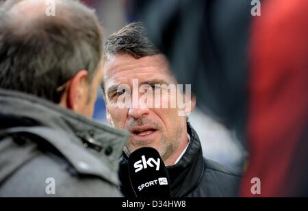 Hoffenheim entraîneur en chef Marco Kurz donne une interview avant le match de football Bundesliga Hanovre entre 96 et 1899 Hoffenheim à l'AWD-Arena à Hanovre, Allemagne, 09 février 2013. Photo PETER STEFFEN (ATTENTION : EMBARGO SUR LES CONDITIONS ! Le LDF permet la poursuite de l'utilisation de jusqu'à 15 photos uniquement (pas de photos ou vidéo-sequntial série similaire d'images admis) via internet et les médias en ligne pendant le match (y compris la mi-temps), prises à partir de l'intérieur du stade et/ou avant le début du match. Le LDF permet la libre transmission des enregistrements numérisés pendant le match e Banque D'Images