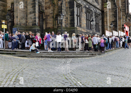 Des gens font la queue au lieu de l'Assembly Hall de Mound place pendant le Festival Fringe d'Édimbourg, en Écosse, au Royaume-Uni Banque D'Images