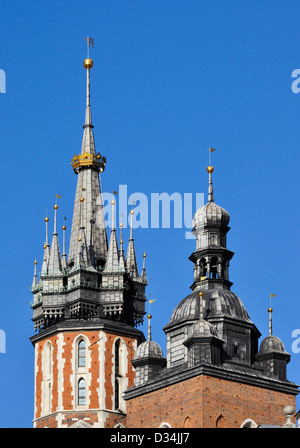 Les flèches sur les tours de St Mary (église gothique Mariacki) à Cracovie, Pologne. Banque D'Images