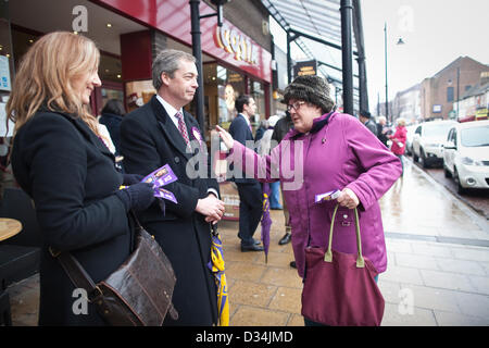 Eastleigh, Hampshire, Royaume-Uni. 9 février 2013. Nigel Farage UK Independence Party visite Eastleigh de rencontrer les électeurs dans le centre-ville d'Eastleigh avant la prochaine élection partielle qui se tiendra le 28 février. Crédit : Jeff Gilbert / Alamy Live News Banque D'Images