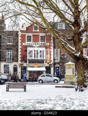 Le Cricket - un pub typiquement anglais sur Richmond green lors d'une chute de neige d'hiver Richmond upon Thames, Surrey <UK Banque D'Images