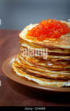 Crêpes traditionnelle russe avec caviar rouge Banque D'Images