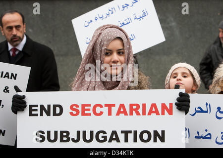 Londres, Royaume-Uni. 9 février 2013. Femme irakienne est titulaire d'un placard à lire 'Fin' asservissement sectaire comme Irakiens protester en solidarité avec leurs compatriotes de l'Iraq, qui qu'ils considèrent être l'objet d'injustices par l'actuel régime irakien. Ambassade d'Iraq, Londres, Royaume-Uni, 09 février 2013. Credit : martyn wheatley / Alamy Live News Banque D'Images