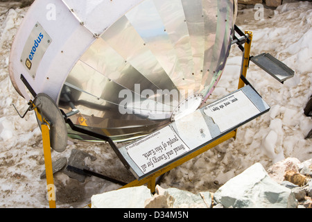 D'un four solaire pour la cuisson du pain au camp de base de l'Annapurna, Népal, Himalaya. Banque D'Images