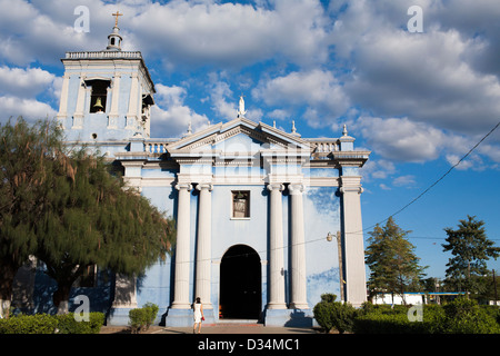 Blueberry la célèbre façade de l'église de Notre Dame de Guadalupe à Chinandega, Nicaragua Banque D'Images