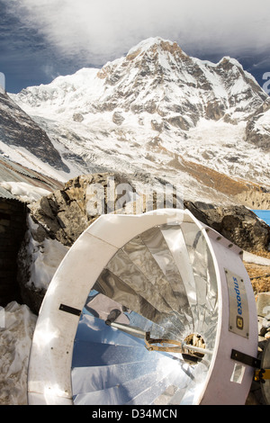 D'un four solaire pour la cuisson du pain au camp de base de l'Annapurna, Népal, Himalaya. Banque D'Images