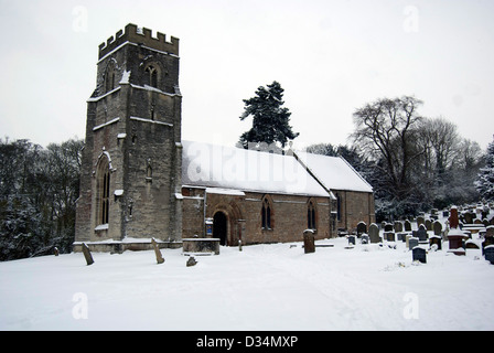 Vue sur St Nicholas Church in Ullenhall, Warwickshire couvertes de neige Banque D'Images