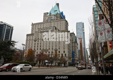 Regardant vers le bas, rue Georgia ouest vers le Fairmont Hotel Vancouver BC Canada Banque D'Images