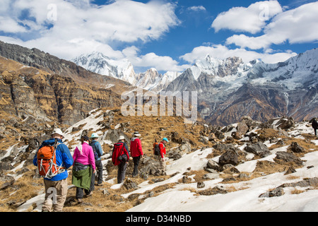 Les randonneurs à l'Annapurna camp de base à 4130 mètres en direction de Machapuchare, Annapurna Sanctuary, Himalaya, Népal. Banque D'Images