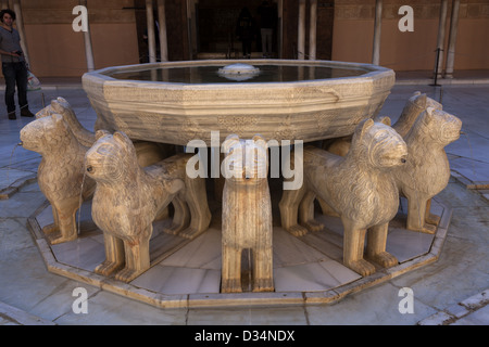 Fontaine du lion dans la Cour des Lions dans le palais de l'Alhambra et la forteresse à Grenade, Andalousie, espagne. Banque D'Images