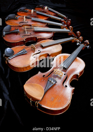 Différentes tailles de violons sur Black Velvet close up Banque D'Images