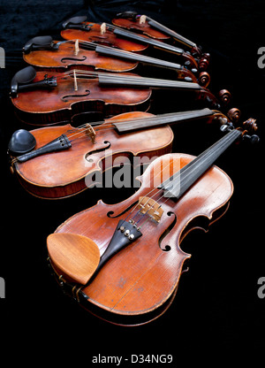 Différentes tailles de violons avec fond noir close up Banque D'Images