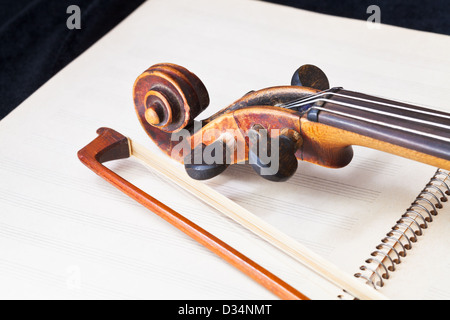 Archet de violon et faire défiler sur music book close up Banque D'Images