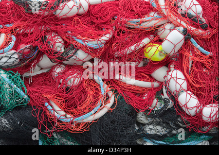 Filets de pêche commerciale colorés empilés sur la rive en Sitka, Alaska, USA Banque D'Images