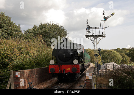 Train à vapeur préservé d'exécution sur la voie de chemin de fer à vapeur de l'île de Wight Isle of Wight Hampshire Angleterre Banque D'Images