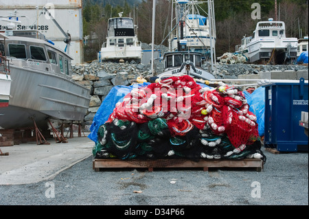 Filets de pêche commerciale colorés empilés sur la rive en Sitka, Alaska, USA Banque D'Images