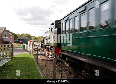 Train à vapeur préservé d'exécution sur la voie à l'île de Wight Hampshire Banque D'Images