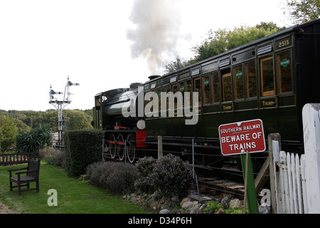 Train à vapeur préservé d'exécution sur la voie à l'île de Wight Hampshire Banque D'Images