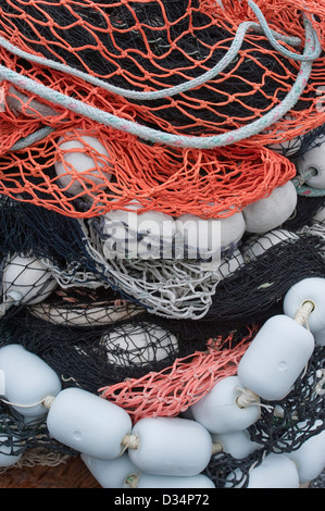 Filets de pêche commerciale colorés empilés sur la rive en Sitka, Alaska, USA Banque D'Images