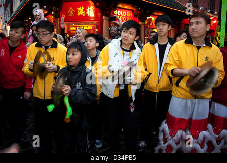 Londres, Royaume-Uni. Samedi 9 février 2013. Pour célébrer le Nouvel An chinois du serpent, une danse du dragon a lieu sur la rue Gerrard dans le quartier chinois de Londres. Sortir de la communauté locale dans la célébration comme le dragon visites restaurants différents pour les bénir pour la prospérité de l'année à venir. Crédit : Michael Kemp / Alamy Live News Banque D'Images