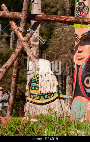 Les Tlingit et membre du clan Kiksadi habillés en costumes traditionnels à totem de sensibilisation pour souligner le centenaire de la Parc National de Sitka Banque D'Images