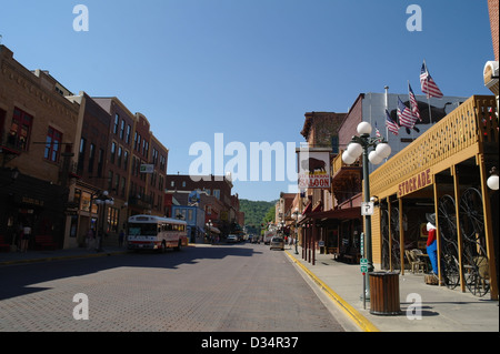 Vue sur le ciel bleu, à au sud de Stockade Bar, 'Far West' bâtiments, Main Street, Deadwood, Dakota du Sud, USA Banque D'Images