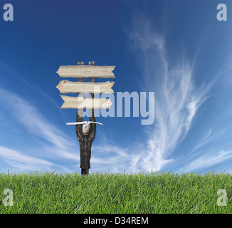 Flèches en bois ancien panneau routier avec ciel bleu en arrière-plan Banque D'Images