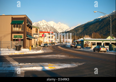 Vue panoramique sur les montagnes enneigées et le centre-ville de Sitka, en Alaska, sur une claire, froide journée d'hiver. Banque D'Images