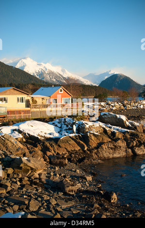 Vue panoramique sur les montagnes enneigées et le centre-ville de Sitka, en Alaska, sur une claire, froide journée d'hiver. Banque D'Images