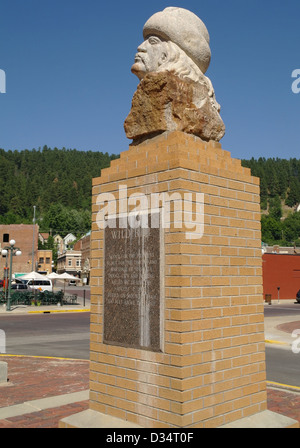 Profil de ciel bleu du granit 1951 Korczak bust 'Wild Bill Hickok", sur socle en brique, Sherman Street, Deadwood, Dakota du Sud, USA Banque D'Images