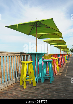 Tables et chaises colorées donnant sur Ocean Banque D'Images